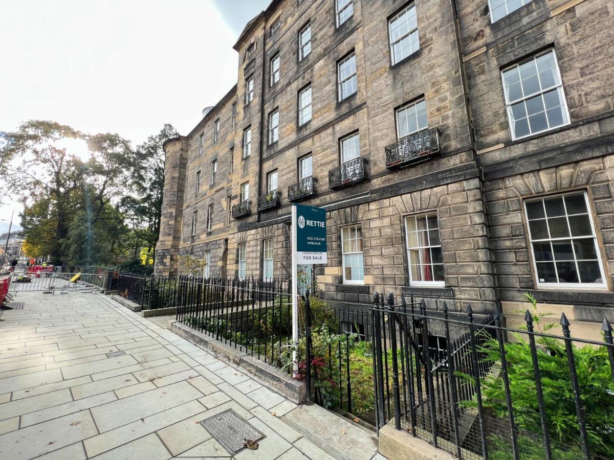 Spacious Flat Sleeps 8 Near Princes Street, Edinburgh